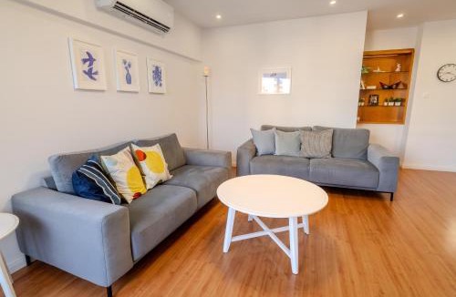 Larnaca City Centre Apartment | Finikoudes 3 Bedroom Seaview Flat