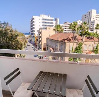 Larnaca City Centre Apartment | Finikoudes 3 Bedroom Seaview Flat