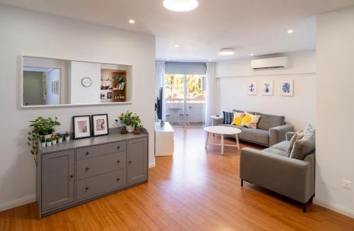 Larnaca City Centre Apartment | Finikoudes 3 Bedroom Seaview Flat