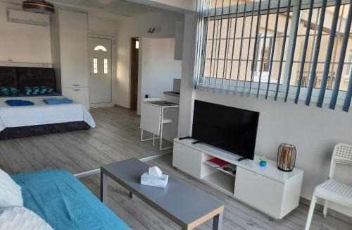 Oroklini Apartment | Large studio apartment 300m from the beach