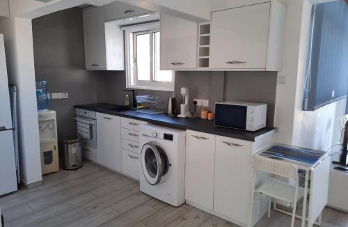 Oroklini Apartment | Large studio apartment 300m from the beach