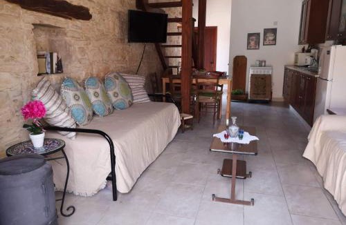 Anogyra House | Symela's Nest