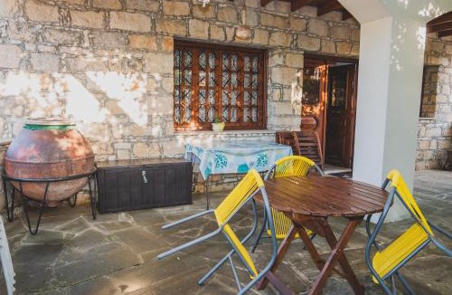 Agios Mamas House | Revecca House
