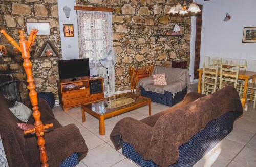 Agios Mamas House | Revecca House