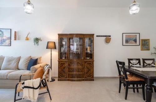Larnaca City Centre Apartment | Arty Haven - Spacious 3-BR House in Larnaca