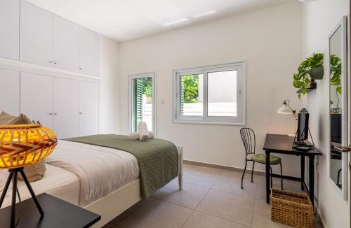 Larnaca City Centre Apartment | Arty Haven - Spacious 3-BR House in Larnaca
