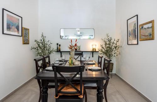 Larnaca City Centre Apartment | Arty Haven - Spacious 3-BR House in Larnaca