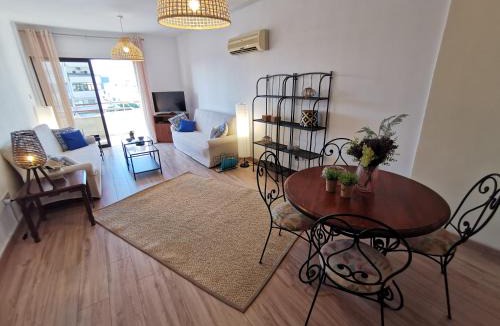 Larnaca City Centre Apartment | Prime Location - City & Beach - Fast Internet 100-25 mbps - Spacious & Cozy