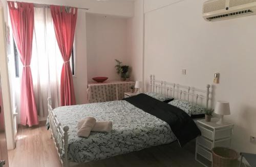 Larnaca City Centre Apartment | Prime Location - City & Beach - Fast Internet 100-25 mbps - Spacious & Cozy