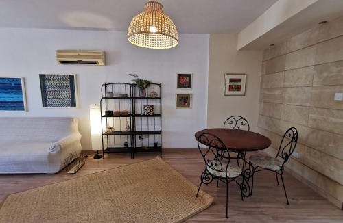 Larnaca City Centre Apartment | Prime Location - City & Beach - Fast Internet 100-25 mbps - Spacious & Cozy