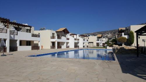 Peyia Town Apartment | 2 bedroom apartment E8 located pool level, sea view, FREE WIFI
