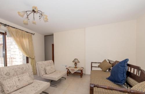 Simou Villa | Stephanie Villa