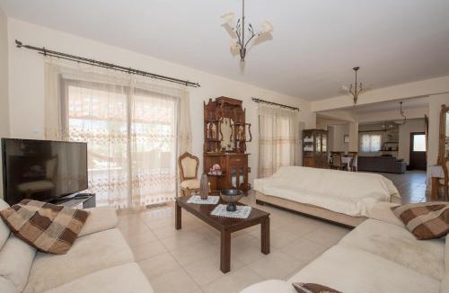 Simou Villa | Stephanie Villa