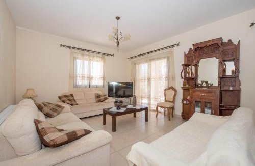 Simou Villa | Stephanie Villa