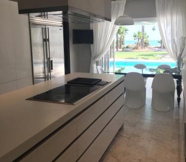 Pervolia Villa | Deluxe First Line Villa