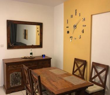 Peyia Town Apartment | Schönes 3 Zimmer Apartment, Meerblick, Pool, freies WLan