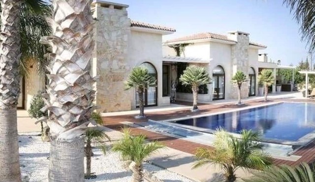 Luxurious , Exclusive Private House Near the Beach