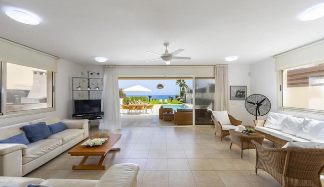 Protaras Beachfront Villa Pietra in Paralimni