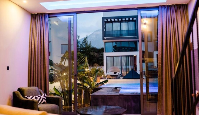 Chic Flat w Pool 5 min to Beach in Kyrenia