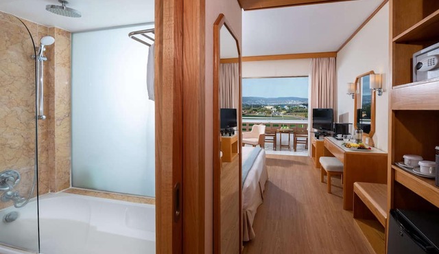 Constantinou Bros Pioneer Beach Hotel