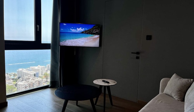 128 LIM - 2002 Stay Only Tower Suite