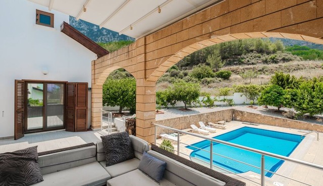 Lapta Poolside Villa in Girne