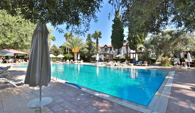 Villa w Pool, Garden and Patio by Beach in Kyrenia in Charkeia