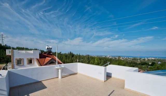 House with Shared Pool and Terrace 9 min to Beach in Girne
