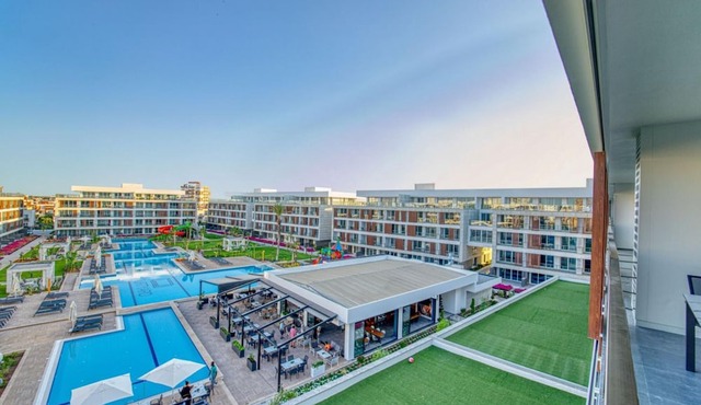 Charming Flat Close to the Beach with Shared Pool and Balcony with Pool View in Iskele, Cyprus in Yeni Iskele