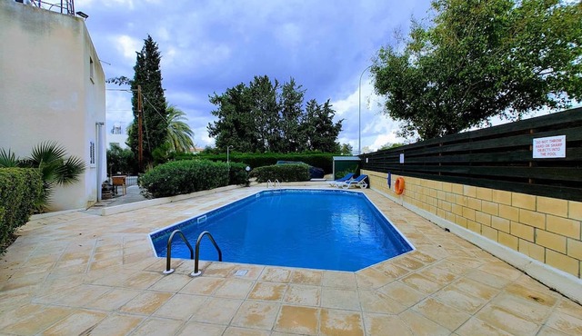 2-bed House in Kato Paphos! Beach 5 Min walk, Shared Pool, Family & Pet-Friendly in Kato Paphos
