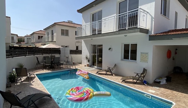4 bed detached villa with private pool in Alethriko
