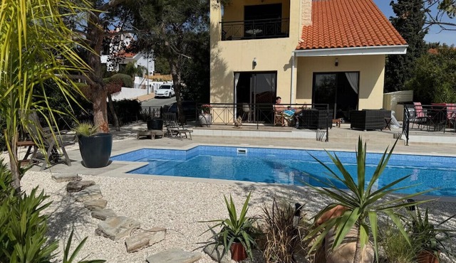 Escape to The Retreat -3 bed Villa, private fenced pool in Pissouri