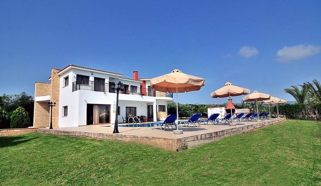 Impressive Large Villa Huge Heated Pool Garden in Peyia