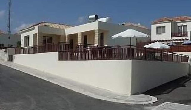 Villa with own Private Pool, child friendly, Fully Air/Con throughout, fast WIFI & UKTV in Peyia