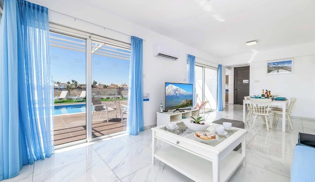 Infinity View - Three Bedroom Villa, Sleeps 6 in Liopetri