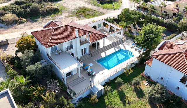Spacious 4-bedroom 4-bathroom villa with private pool, sea and mountain views. in Bellapais