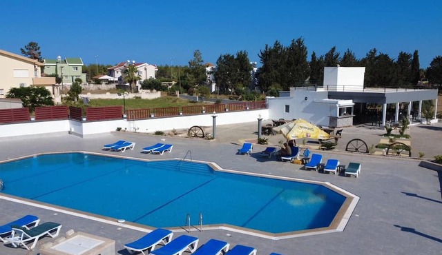 Private 2-bedroom apartment with AC, pool and gardens in Long Beach, Iskele in Gazimagusa
