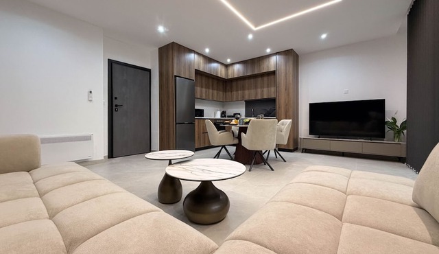 Cecilia Suite #103 - 2BDR - 24/7 Concierge in Lakatamia
