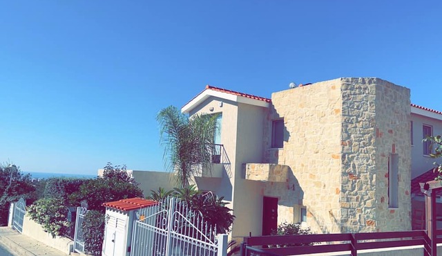 Luxurious 4-bedroom Villa in Paphos with SeaViews, Pool, Fitness, Bar&Lounge! in Konia