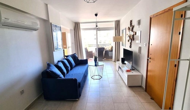 Beach Haven: 7-minute Walk to the Beach + Pool