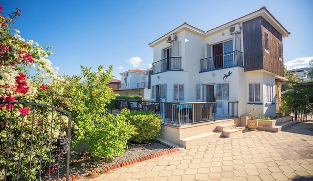 Villa Karlsen with Private Pool and View in Karşıyaka