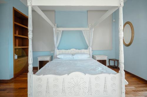 Epavli Papadopoulou - Luxurious Mansion Villa