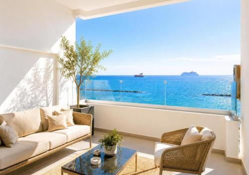 Beachfront apartment with sea view