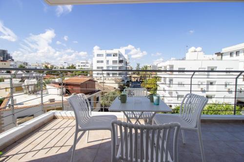 Bright 1BR with Balcony, Lykavitos, Nicosia in Nicosia