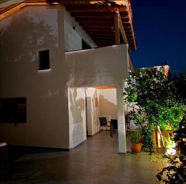 Arakapas Getaway with Hot Tub & Cozy Fireplace in Arakapas