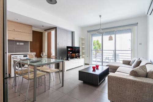 Modern Bright 1BR City Suite in Kato Lakatamia