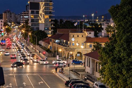 Finikoudes Marina Beachfront Grand Apartment in Larnaca