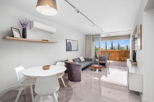 Latitudes 1 Bedroom Apartment in Meneou