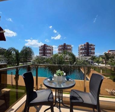 Kıbrısın gözdesi Long Beach de Havuz manzaralı stüdyo daire in Trikomo