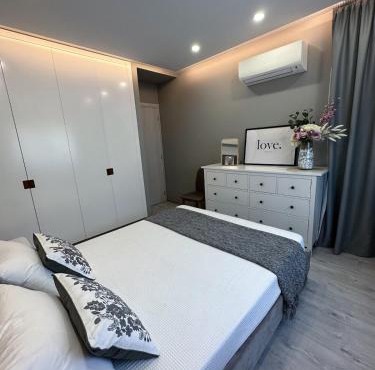 Seaside 2-BDR apartment with a pool